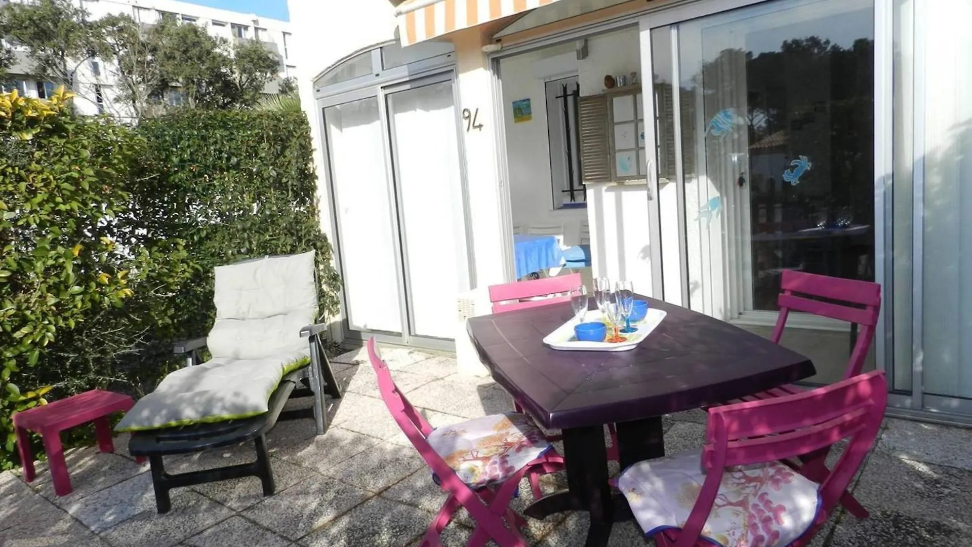 Appartement 2 Pieces Avec Terrasse Et Piscine A La Londe-Les-Maures - Fr-1-826-7